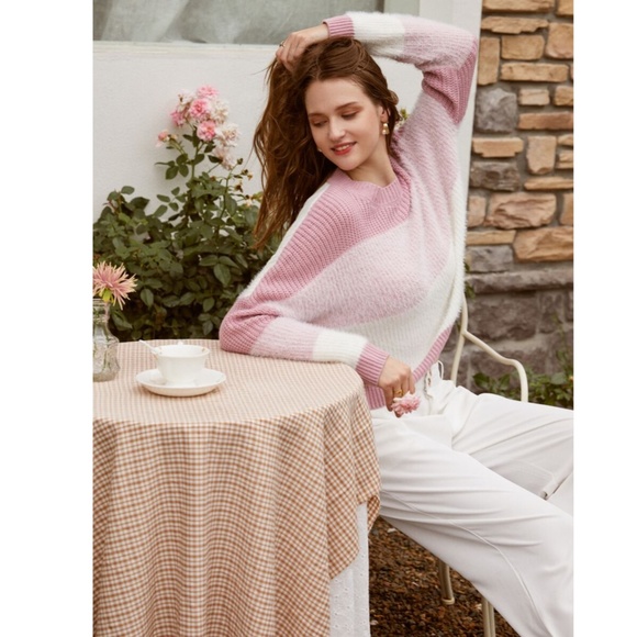 ๐ฅ Fuzzy Pink Colorblock Pullover Sweater - Picture 9 of 12